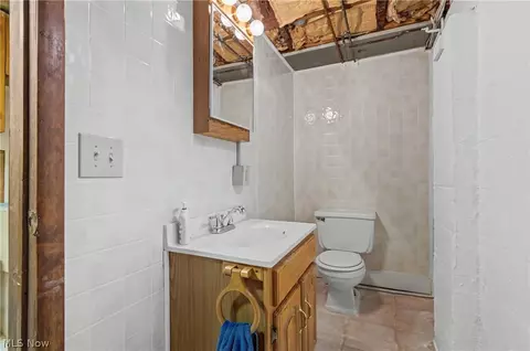 Bath - 226 Helena Dr, Struthers, OH 44471 photo 2 of 3