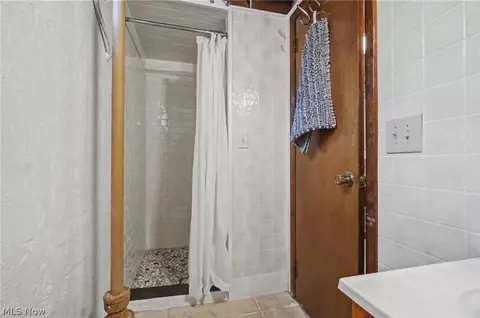 Bath - 226 Helena Dr, Struthers, OH 44471 photo 3 of 3