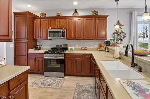 Kitchen - 5121 Shepherds Gln, Willoughby, OH 44094 photo 2 of 3