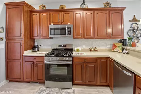 Kitchen - 5121 Shepherds Gln, Willoughby, OH 44094 photo 1 of 3