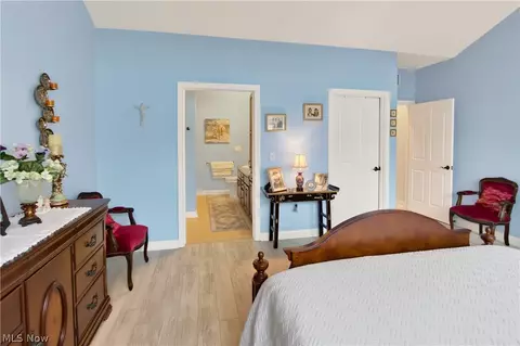 Bedroom - 5121 Shepherds Gln, Willoughby, OH 44094 photo 2 of 4