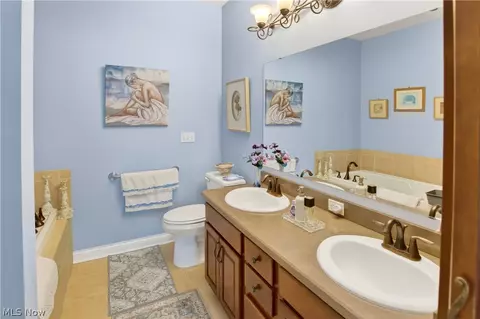 Bath - 5121 Shepherds Gln, Willoughby, OH 44094 photo 2 of 4