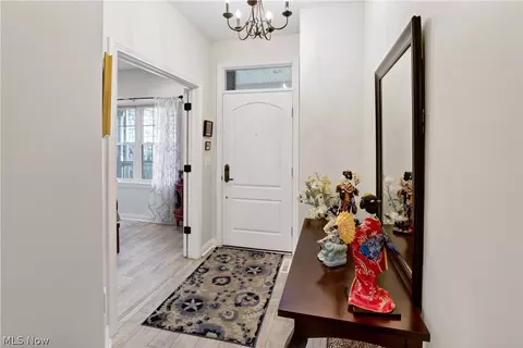 Entry Way - 5121 Shepherds Gln, Willoughby, OH 44094 photo 1 of 2