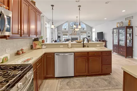 Kitchen - 5121 Shepherds Gln, Willoughby, OH 44094 photo 3 of 3