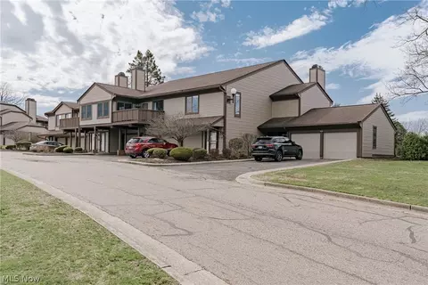 2889 Charing Cross Rd NW, Canton, OH 44708