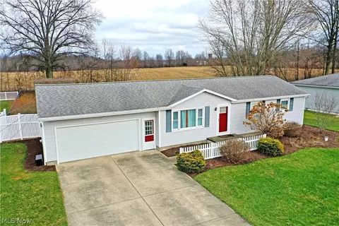 9812 Deltona Dr, New Middletown, OH 44442