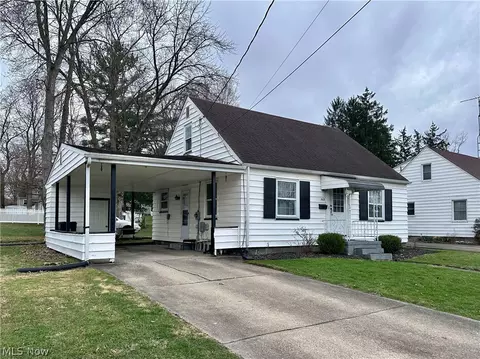 869 Frederick St, Niles, OH 44446