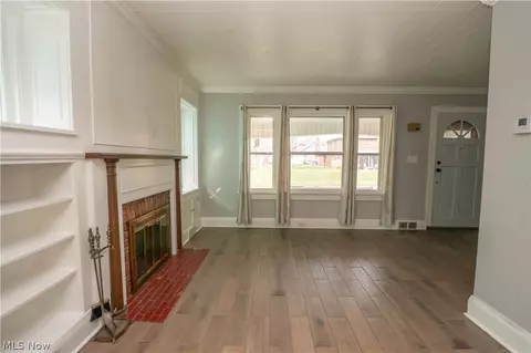 Living - 315 Korman Ave NE, Massillon, OH 44646 photo 4 of 8