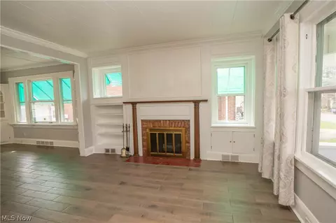 Living - 315 Korman Ave NE, Massillon, OH 44646 photo 2 of 8