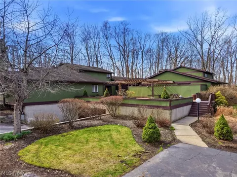 17650 Walnut Trl, Chagrin Falls, OH 44023