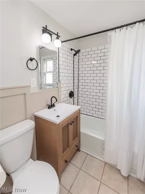 Bath - 609 Princeton Ave, Elyria, OH 44035 photo 1 of 3