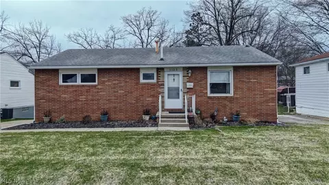 1133 Clearmount Ave SE, North Canton, OH 44720