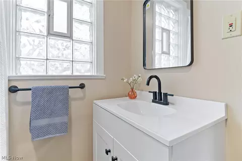 Bath - 462 Spaulding St, Akron, OH 44310 photo 2 of 5
