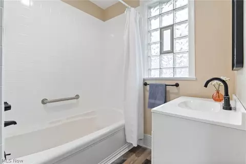 Bath - 462 Spaulding St, Akron, OH 44310 photo 1 of 5
