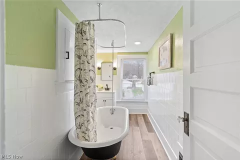 Bath - 462 Spaulding St, Akron, OH 44310 photo 3 of 5