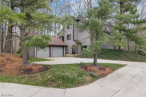 2141 Pinebrook Trl, Cuyahoga Falls, OH 44223