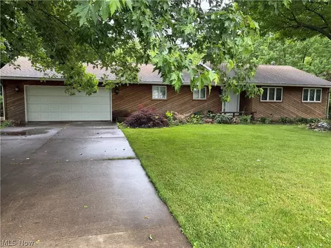 736 Lake Erie St, Conneaut, OH 44030