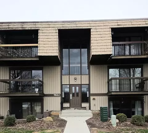 9660 Cove Dr #F-16, North Royalton, OH 44133