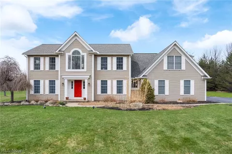 10075 Waterford Trl, Chagrin Falls, OH 44023