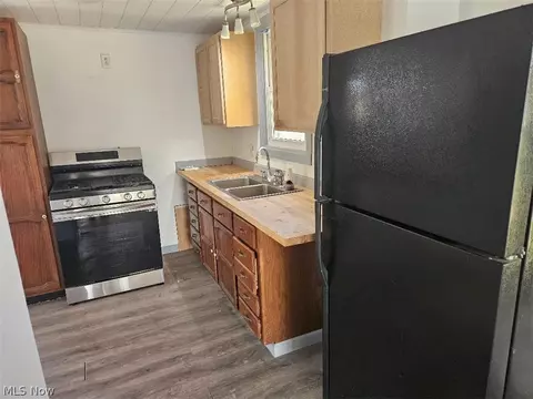 Kitchen - 27292 Lake Front Dr, Beloit, OH 44609 photo 2 of 2