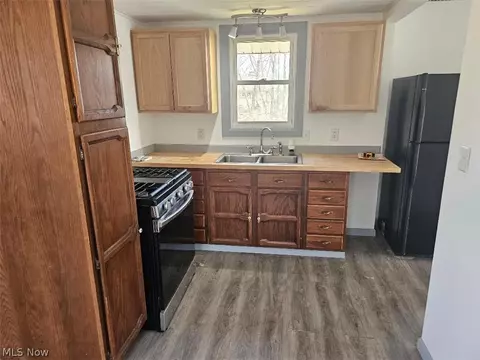 Kitchen - 27292 Lake Front Dr, Beloit, OH 44609 photo 1 of 2