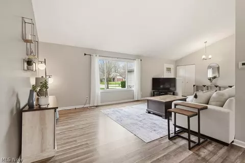 32430 N Roundhead Dr, Solon, OH 44139 photo 4