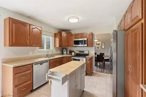 32430 N Roundhead Dr, Solon, OH 44139 photo 12