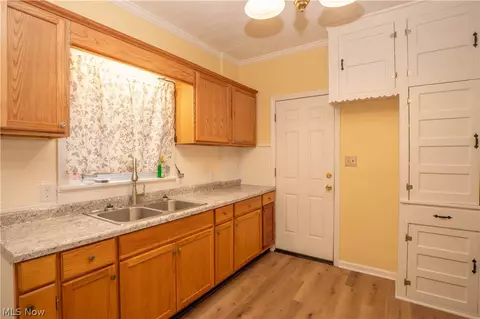 Entry Way - 81 E Dalton St, Akron, OH 44310 photo 4 of 7