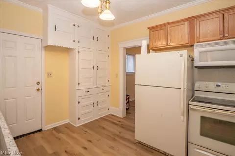 Entry Way - 81 E Dalton St, Akron, OH 44310 photo 5 of 7