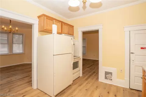 Entry Way - 81 E Dalton St, Akron, OH 44310 photo 3 of 7