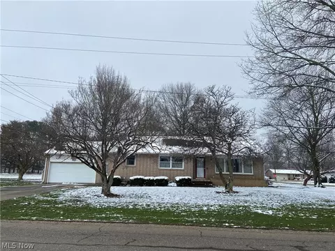 5671 E State Rd, Newcomerstown, OH 43832