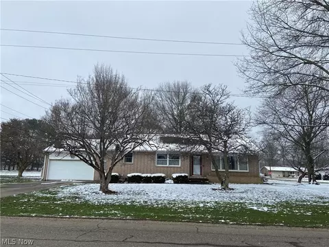 5671 E State Rd, Newcomerstown, OH 43832