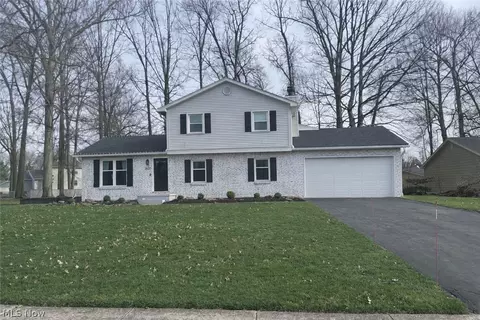 2620 Pine Oak Ct, Niles, OH 44446