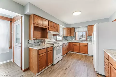 Kitchen - 85 Maple Dr, Hudson, OH 44236 photo 2 of 2