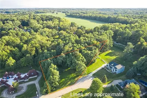 4872 Autumn Leaves Dr, Akron, OH 44333