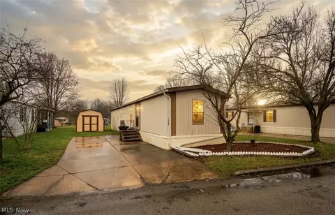 708 Country Pines Dr SW, Warren, OH 44481