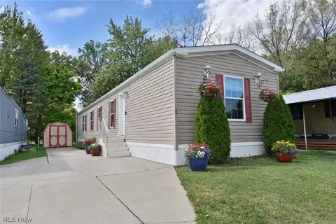 29 Carl Ln, Olmsted Twp, OH 44138