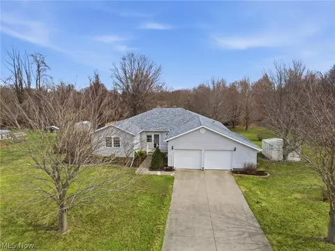 28 Lake Park Rd, Conneaut, OH 44030