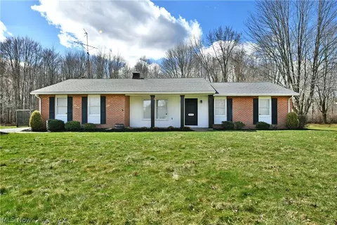 928 Bedford Rd, Masury, OH 44438