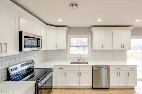 Kitchen - 28755 Chardon Rd, Willoughby Hills, OH 44092 photo 2 of 4