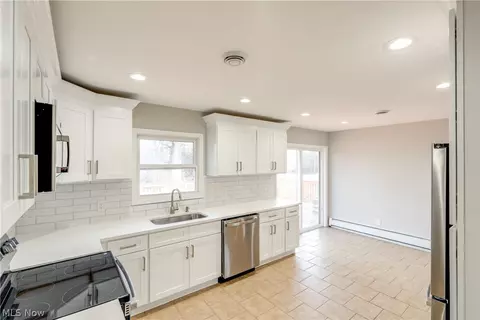 Kitchen - 28755 Chardon Rd, Willoughby Hills, OH 44092 photo 3 of 4