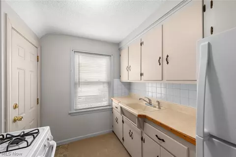 942 E 236th St, Euclid, OH 44123 photo 8