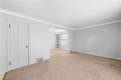 942 E 236th St, Euclid, OH 44123 photo 4