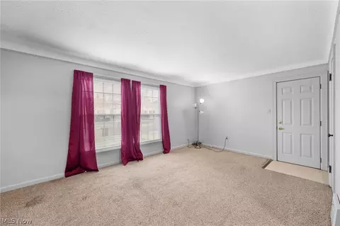 942 E 236th St, Euclid, OH 44123 photo 3
