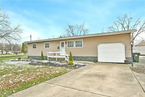 2401 Stewart Dr NW, Warren, OH 44485