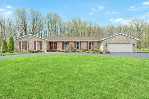 9271 Hillview Dr NE, Warren, OH 44484