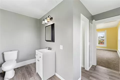 Entry Way - 563 Geneva Ave, Struthers, OH 44471 photo 3 of 5