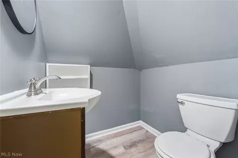 Bath - 563 Geneva Ave, Struthers, OH 44471 photo 2 of 3
