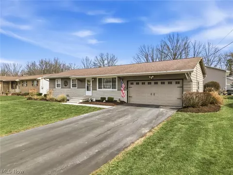 2855 Vollmer Dr, Youngstown, OH 44511