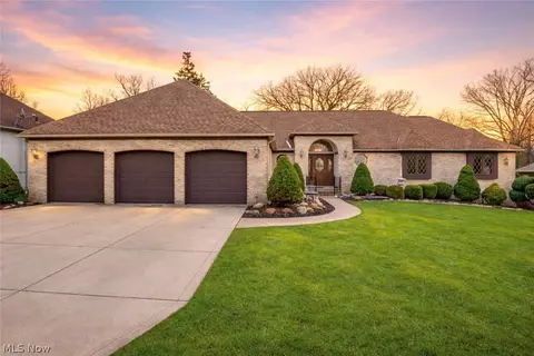 9421 Rainbow Ln, North Royalton, OH 44133